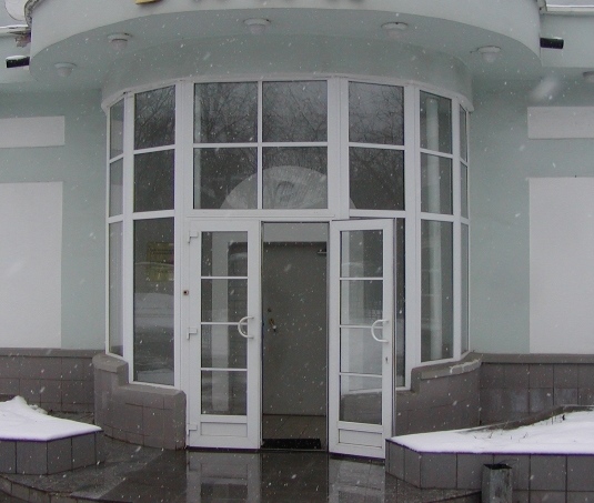 Пластиковая дверь в составе входной группы 